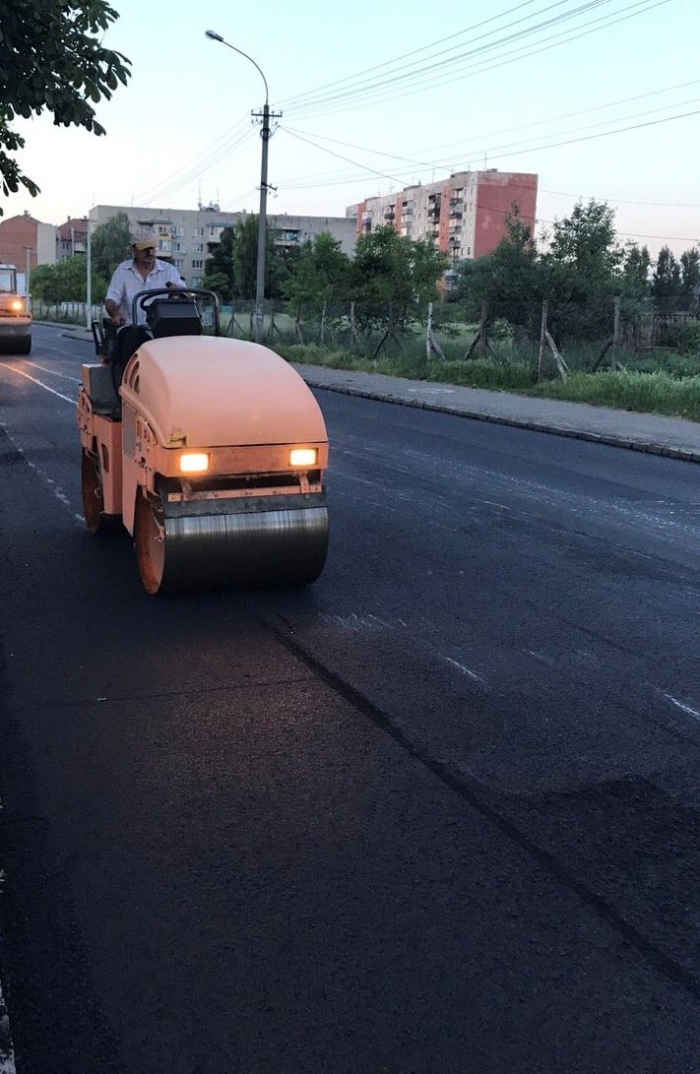 В Ужгороді зараз асфальтують вулицю Берчені