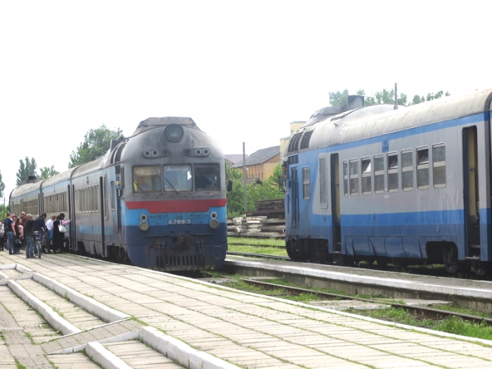 Коли закарпатський потяг у столичну даль загуркоче...