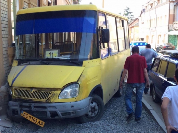 Неймовірно ймовірна дорожня аварія у столиці Закарпаття (ФОТО, ВІДЕО)