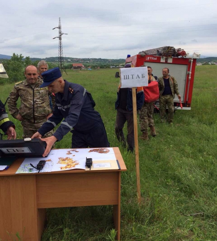 Троє закарпатців отримали "термічні опіки" і виникла загроза перекидання вогню вглиб лісу