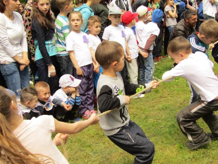 Як малеча в Ужгороді канат тягнула