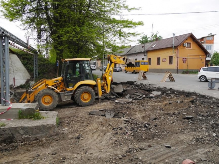 В Ужгороді триває капремонт вулиці Антонівської, залучили фахівців біологічного факультету