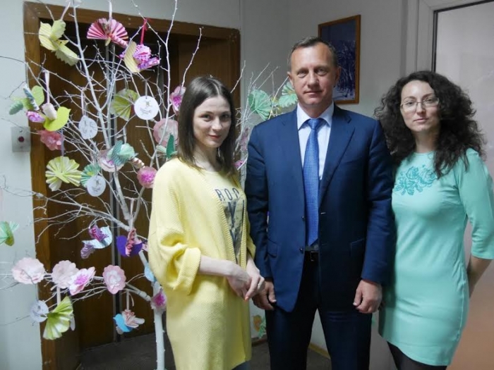 В міській раді Ужгорода "виросло" незвичайне дерево – Сакура добра і бажань