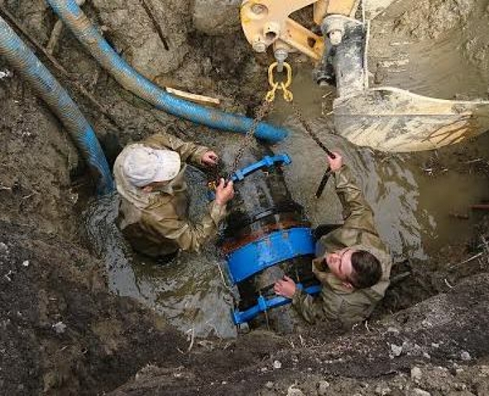 Ужгородський Водоканал повідомляє, що у селi Сторожниця тривають аварійно-відновлювальні роботи