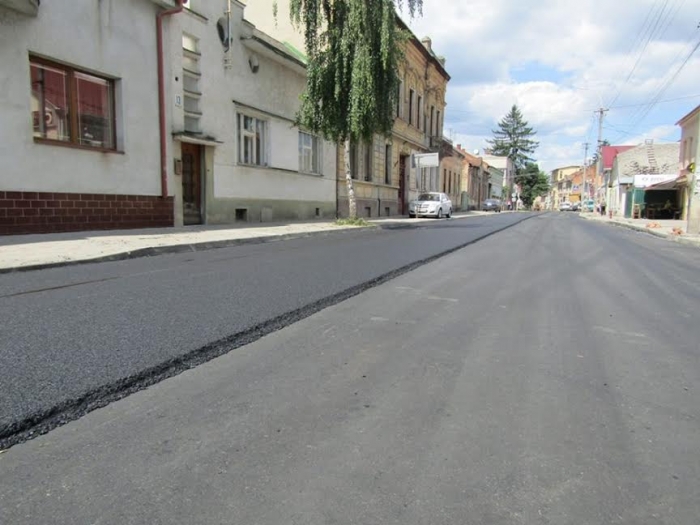 В Ужгороді триває асфальтування вулиці Берчені