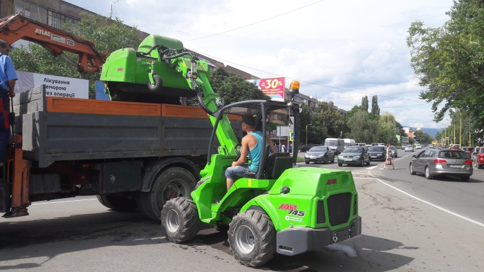 Фінська машина,  яка "пилососить", миє і косить, вийшла на вулиці Ужгорода