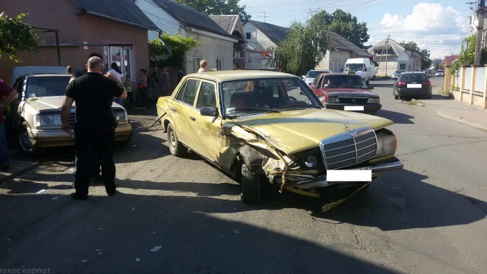 "Шалена" іномарка врізалася в авто на узбіччі в закарпатському Севлюші