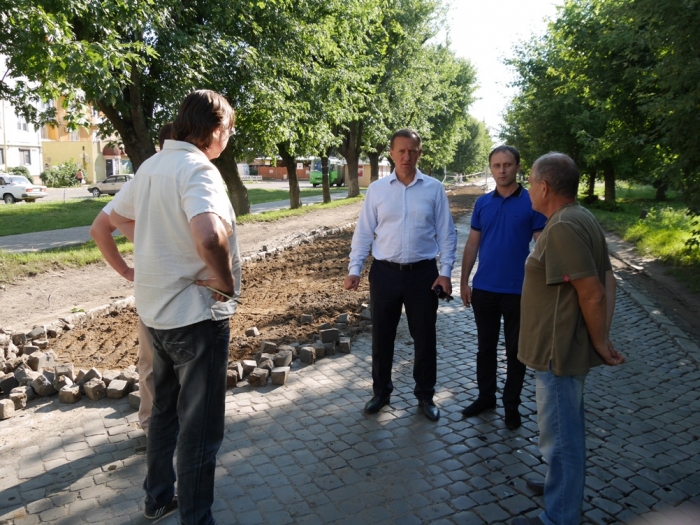 Мер Ужгорода перевірив, як йде капремонт дороги на вулиці Перемоги