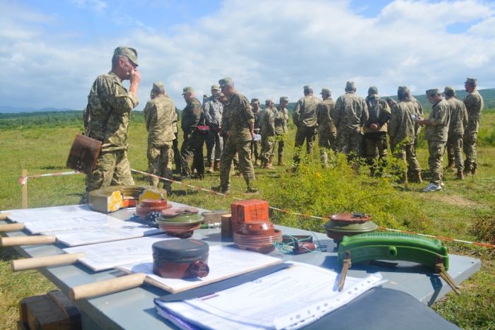 На Ужгородському полігоні резервістів вчили стріляти, обороняти  і ... правильно копати 