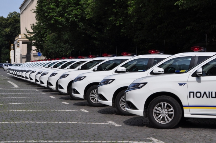 На допомогу поліції Закарпаття надійшли 18 нових позашляховиків