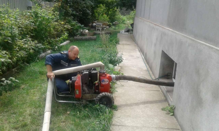 Рятувальники в Ужгороді допомогли мешканцям відкачати воду з підвалів та дворів