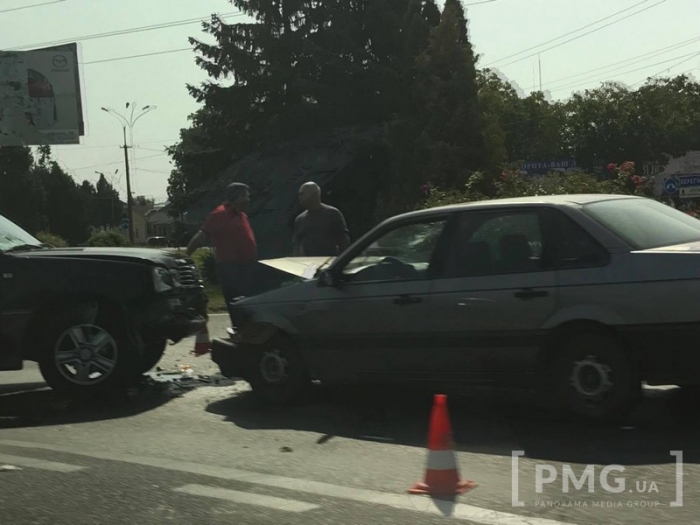 На в'їзді в Мукачево "лоб в лоб" зіткнулися автівки