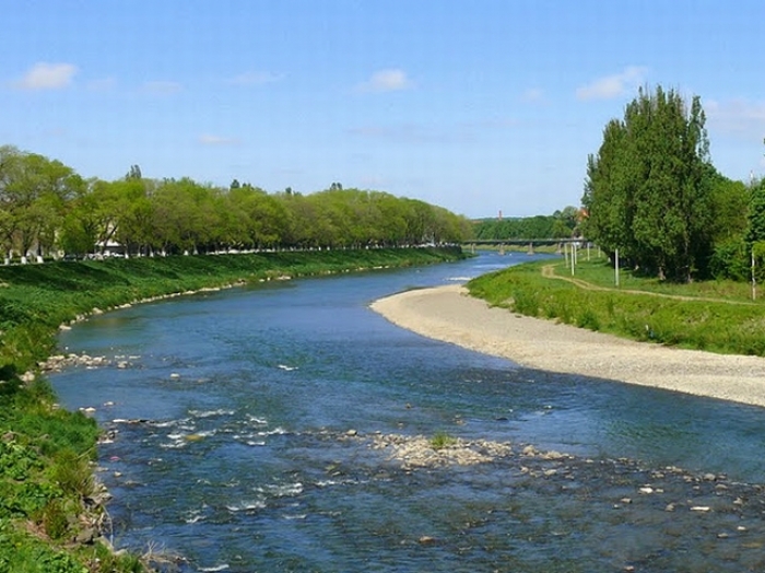 Аномальна спека поволі висушує річки, канали та водойми Закарпаття