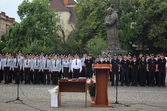 В Ужгороді відкрили пам’ятну дошку загиблому у 1994-му начальнику міського карного розшуку Миколі Баб’яку