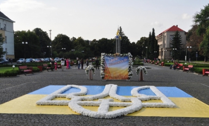 Перед закарпатським "Білим домом" створили тризуб із трьох тисяч живих хризантем