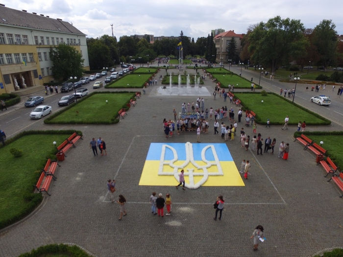 Гості та мешканці Ужгорода залюбки знімкуються біля здоровенного пахучого тризуба в центрі Ужгорода 