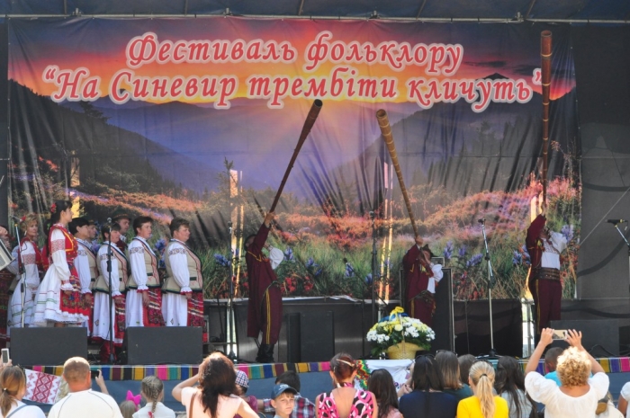 Трембіти скликали до озера Синевир тисячі відвідувачів масштабного фестивалю