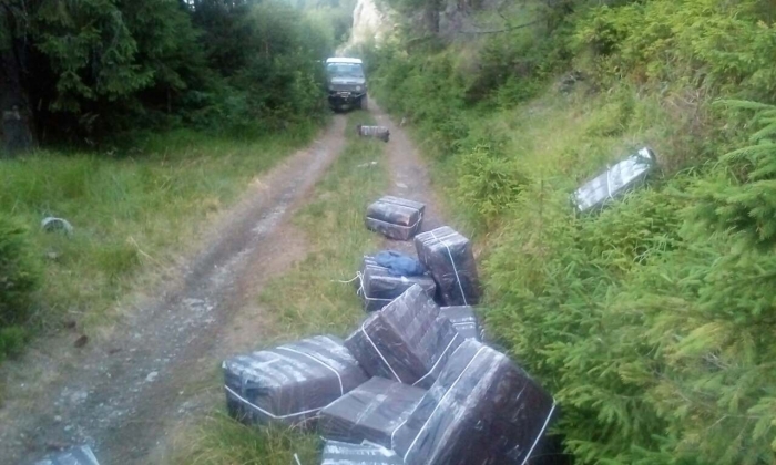 Контрабандисти покинули в горах Закарпаття позашляховик та велику партію цигарок