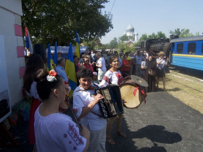 На Іршавщині відправити ретро-паровоз прийшли сотні людей