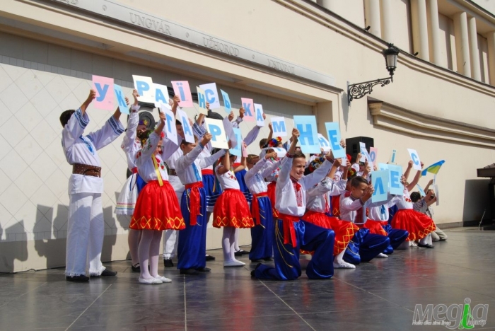 В Ужгороді молодь флешмобом підтримала українську мову