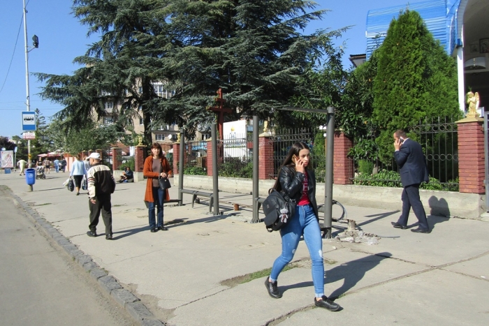 В Ужгороді почали встановлювати сучасні зупинки з електронними табло та wi-fi