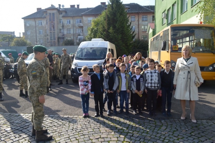 Закарпатські прикордонники показали дітям, з якою технікою працюють