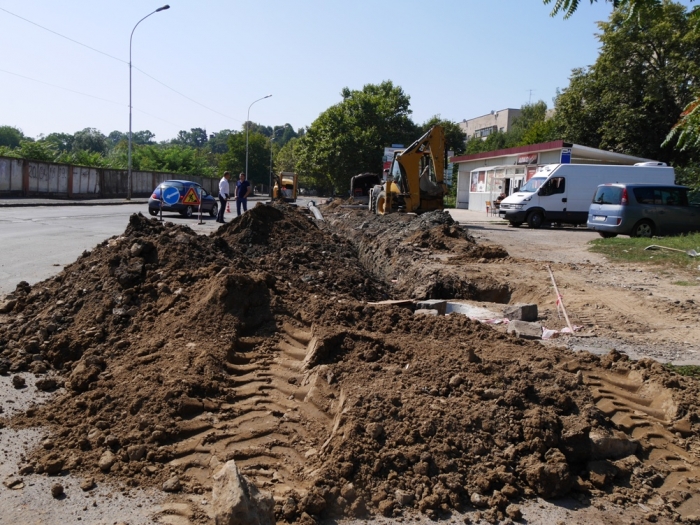 Новий водогін прокладають на вулиці Шумній в Ужгороді