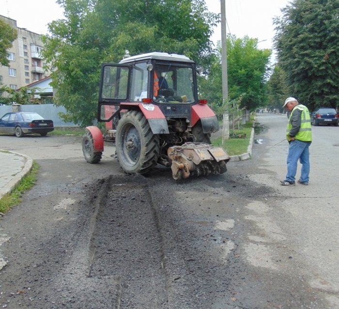 У прикордонному містечку Закарпаття всерйоз взялися за ремонт дорожнього покриття