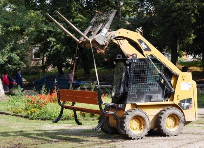 Вулиці Ужгорода "приростають" відремонтованими лавицями