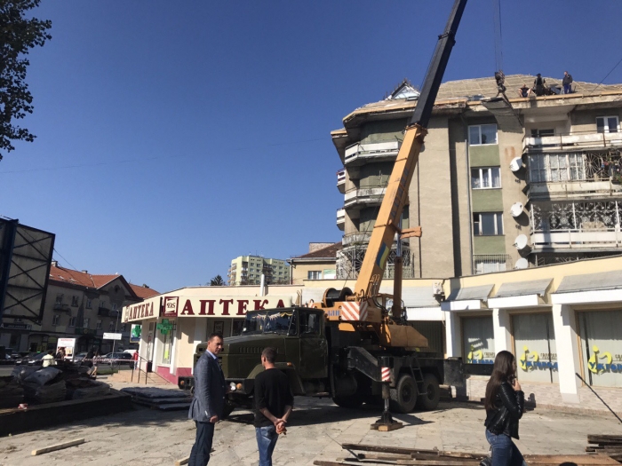 На багатоповерхівці в Ужгороді стару покрівлю міняють на металочерепицю