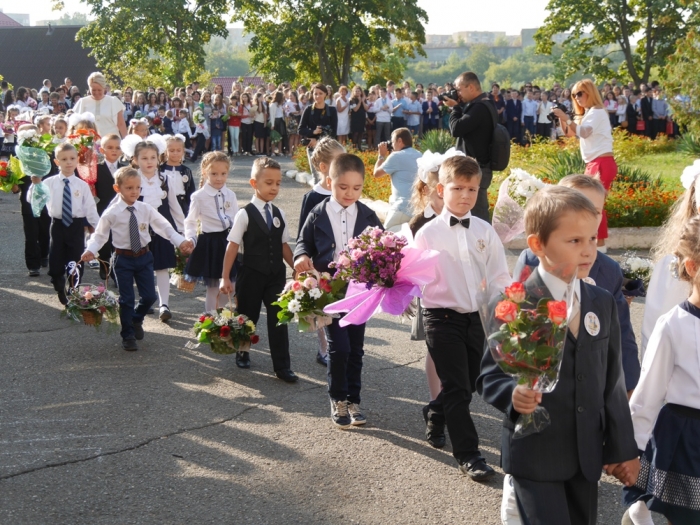 Понад 1700 першачків прийшли на свій Перший дзвоник в Ужгороді