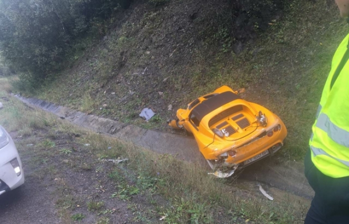 На Закарпатті водій дорогого спорткара не впорався із керуванням і вилетів у кювет