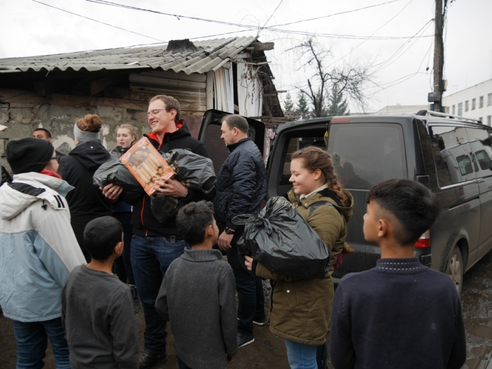 Маленьким ужгородським ромам — солодкі подарунки із Німеччини