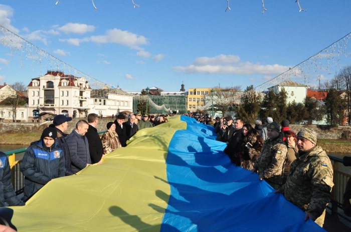 Стометровий національний прапор розгорнули у столиці Закарпаття