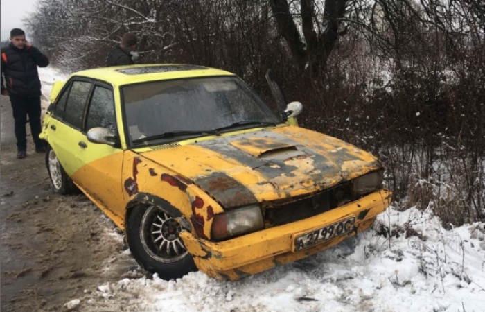 Старенький "спорткар" Ford Taunus "поцілувався" з деревом на Ужгородщині