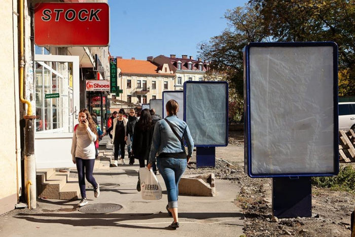 На Петефі демонтували незаконні сітілайти (ФОТОФАКТ)