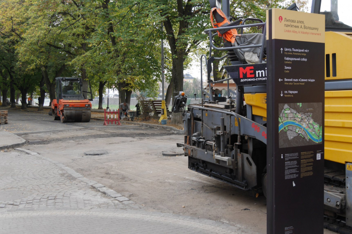 Міняють люки та зливоприймальні решітки, перевлаштовують кам'яні бордюри: ремонт набки в Ужгороді триває