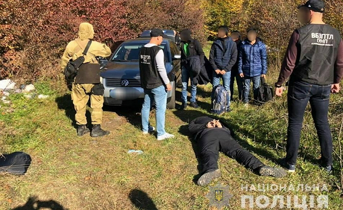 Легковик із нелегалами та провідниками затримали на Закарпатті