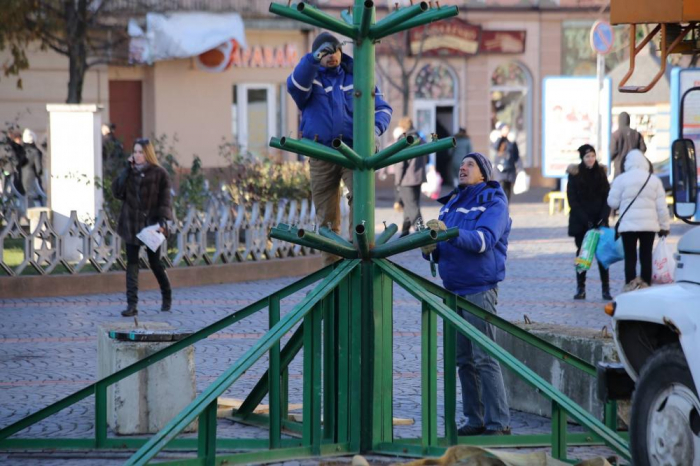 Головний новорічний атрибут уже встановили у Мукачеві