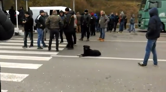 Акція протесту в Нижніх Воротах триває. Кого пропускають?