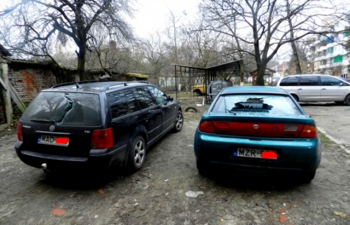 ВІДЕО нападу з битою на автомобілі з угорськими номерами у райцентрі на Закарпатті