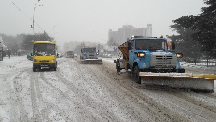 Негода в Ужгороді: на вулицях обласного центру працює спецтехніка