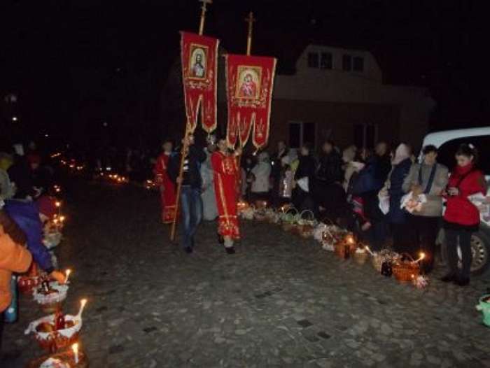 До самісінького ранку вітально "христосилися" у закарпатському Берегсазі