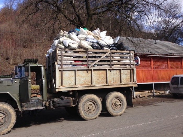 Кілька сотень старшокласників із службовцями приводили до ладу мальовничий куточок Свалявщини