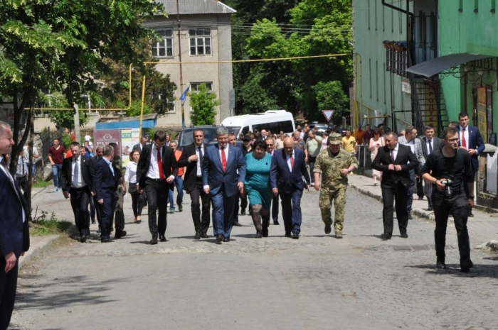 Привітатися з Петром Порошенком у Воловці прийшли кілька сотень чоловік