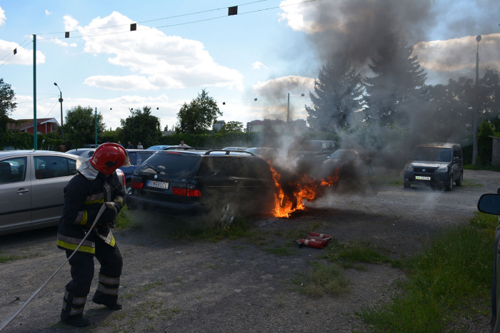 Транспортні пожежі на Закарпатті гасили на автомобілях і комбайні