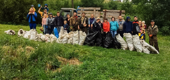 Гори сміття та пацюки посеред курортного селища Закарпаття