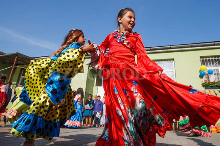 В ужгородській школі, яку вважають найдавнішою ромською школою Європи, пролунав Перший дзвоник (ФОТОРЕПОРТАЖ)