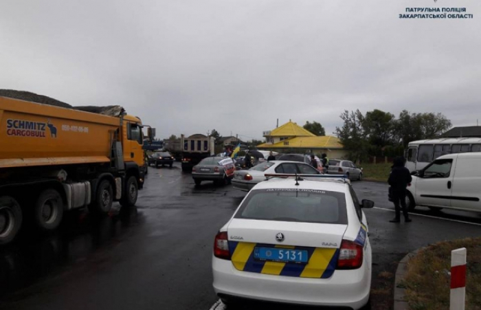 На в'їзді до Ужгорода ускладнено рух транспорту – страйкують власники "євроблях"