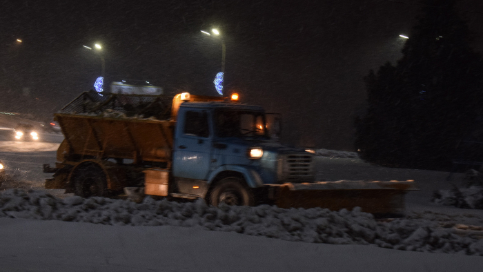 Через погіршення погодних умов на вулицях Ужгорода  не припиняє працювати техніка